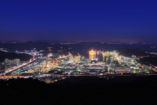 조선3사 중 수주 목표 달성률이 가장 낮은 대우조선이 추가 수주로 경쟁사들의 추격에 나설 전망이다. 사진은 대우조선해양 옥포조선소 전경. <한국관광공사제공>